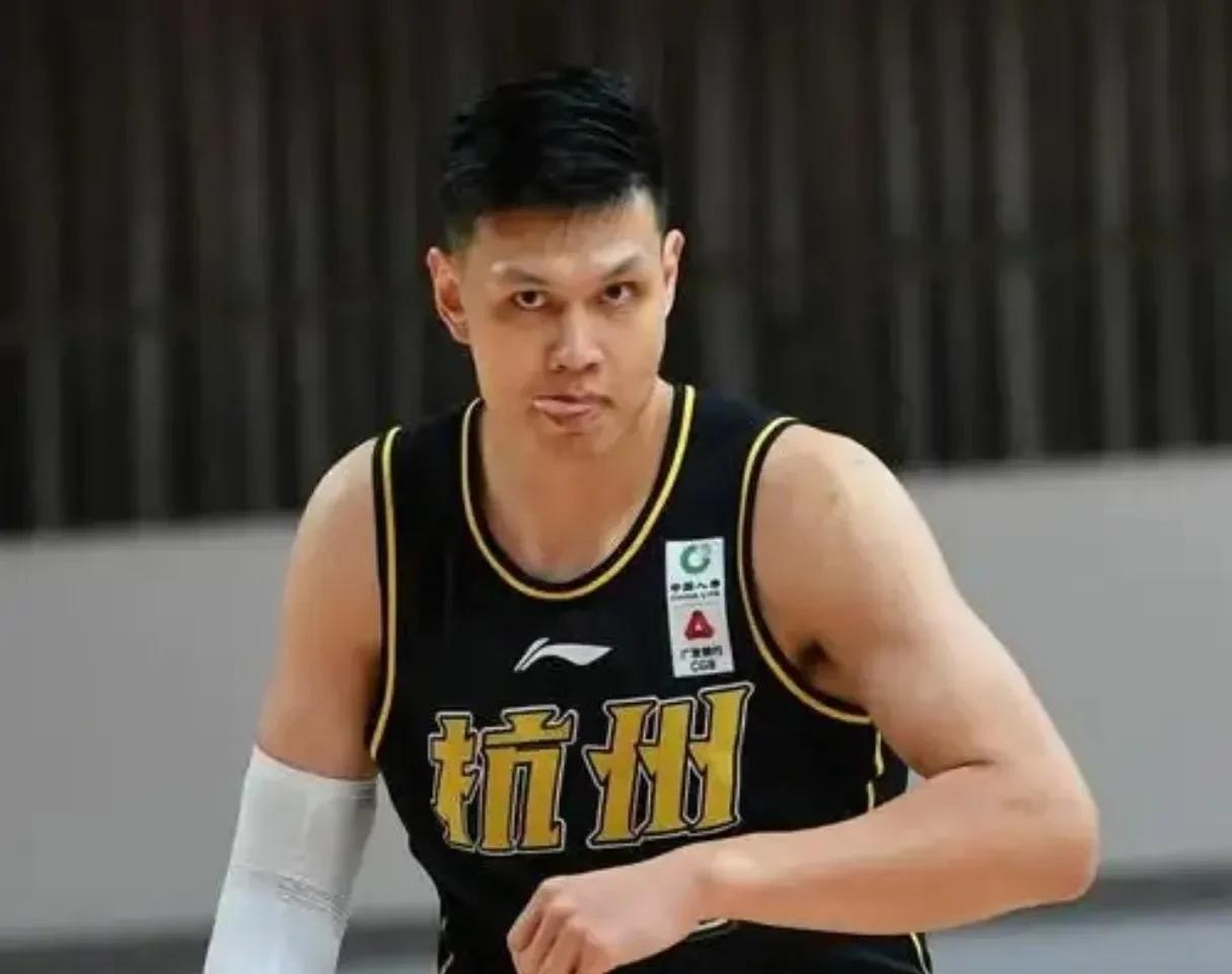 包含里程碑夜武汉三镇豪取连胜，CBA常规赛清晨刷纪录，信心回归，赛程密集仍需轮换的词条